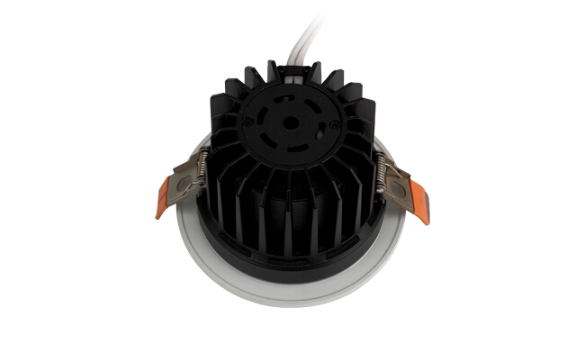 華輝照明專業LED筒燈廠家，標準的流程與質檢程序確保COB筒燈質量穩定如一。