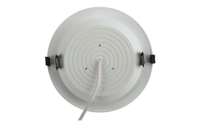 華輝照明專業(yè)LED筒燈廠家，標準的流程與質(zhì)檢程序確保COB筒燈質(zhì)量穩(wěn)定如一。