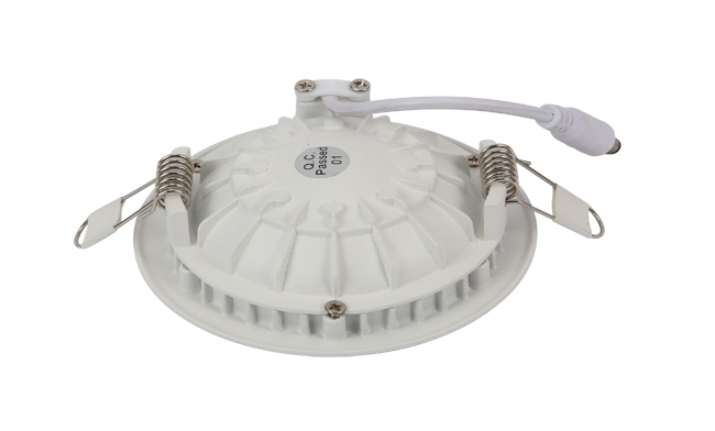 華輝照明專業(yè)LED筒燈廠家，標(biāo)準(zhǔn)的流程與質(zhì)檢程序確保COB筒燈質(zhì)量穩(wěn)定如一。