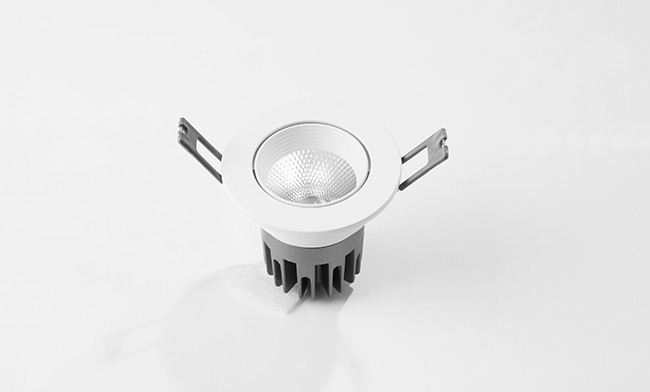 智能嵌燈 華輝照明成立于1987年,是一家專業生產LED辦公吊線燈,led面板燈,面板燈廠家,直發光面板燈,側發光面板燈的大型企業。