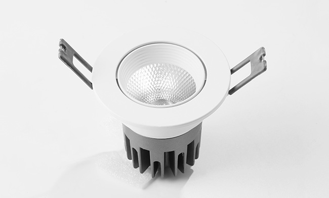 智能筒燈 華輝照明成立于1987年,是一家專業生產LED辦公吊線燈,led面板燈,面板燈廠家,直發光面板燈,側發光面板燈的大型企業。