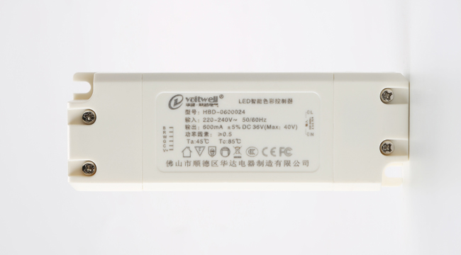 華輝照明LED辦公吊線燈,led面板燈,直發(fā)光面板燈，側(cè)發(fā)光面板燈,面板燈廠家擁有專業(yè)生產(chǎn)團隊，從面板燈零配件到電源都自己生產(chǎn)，保證每個環(huán)節(jié)的品質(zhì)。